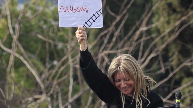 Καρυστιανού - Πλακιάς για τον Κυριάκο Μητσοτάκη: Τα 15 ερωτήματα που πρέπει να απαντήσει για την τραγωδία στα Τέμπη