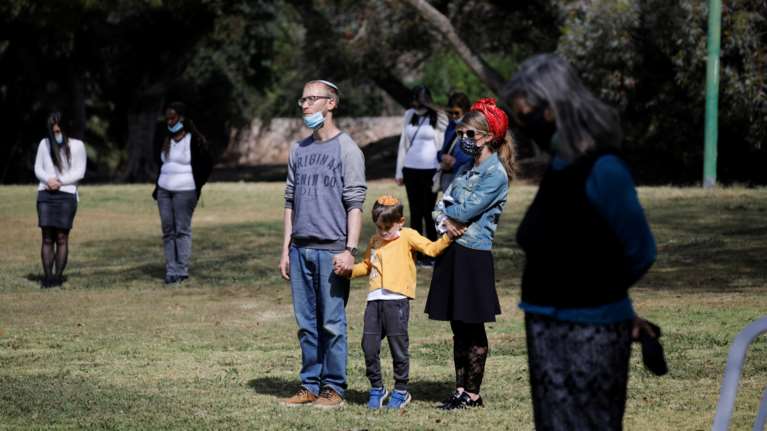 &quot;Πάγωσε&quot; για δύο λεπτά το Ισραήλ την Ημέρα του Ολοκαυτώματος - Συγκλονιστικές εικόνες