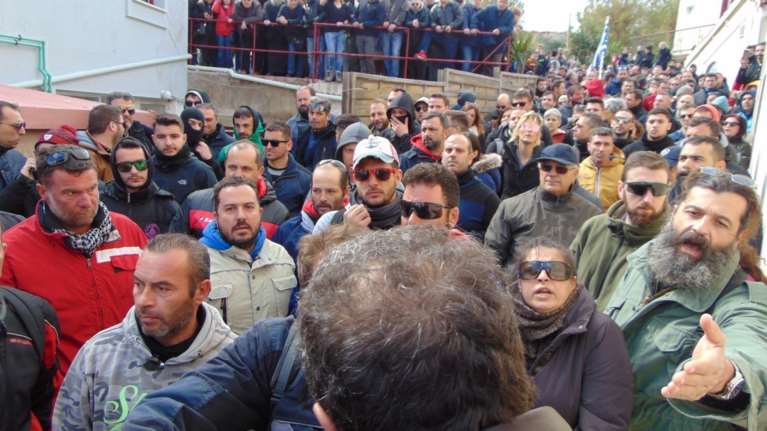 Μία σύλληψη, ένας αναζητούμενος και 11 προσαγωγές για την εισβολή στο ξενοδοχείο των ΜΑΤ στη Χίο