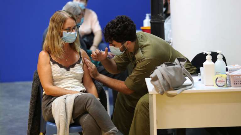 Ισραήλ- κορονοϊός: 92% λιγότερα κρούσματα σε όσους έχουν εμβολιαστεί με Pfizer/BioNTech