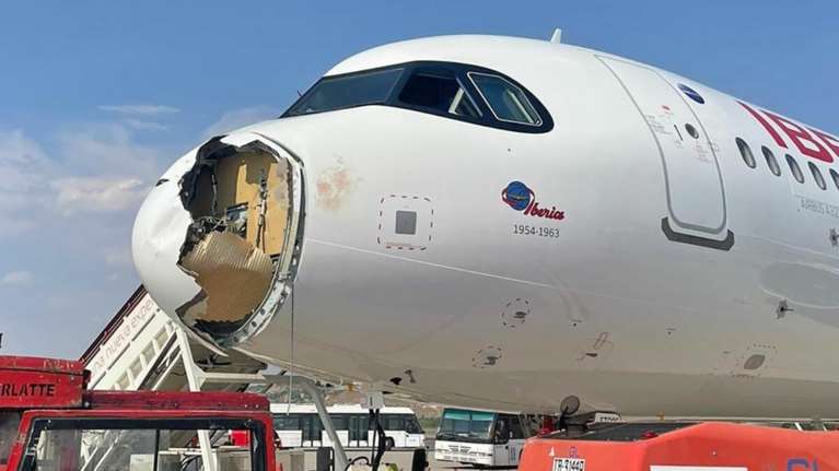 Ισπανία: Σύγκρουση αεροσκάφους με πουλί προκάλεσε μεγάλη ρωγμή στο μπροστινό μέρος - Aναγκαστική προσγείωση