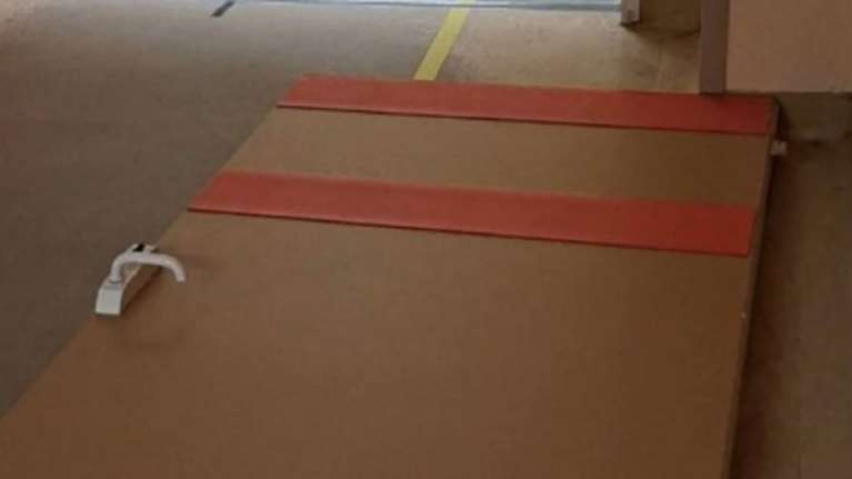 Ατύχημα στη Λάρισα:  "Τα είδα όλα", λέει η ακτινολόγος που έπεσε πόρτα του νοσοκομείου πάνω της