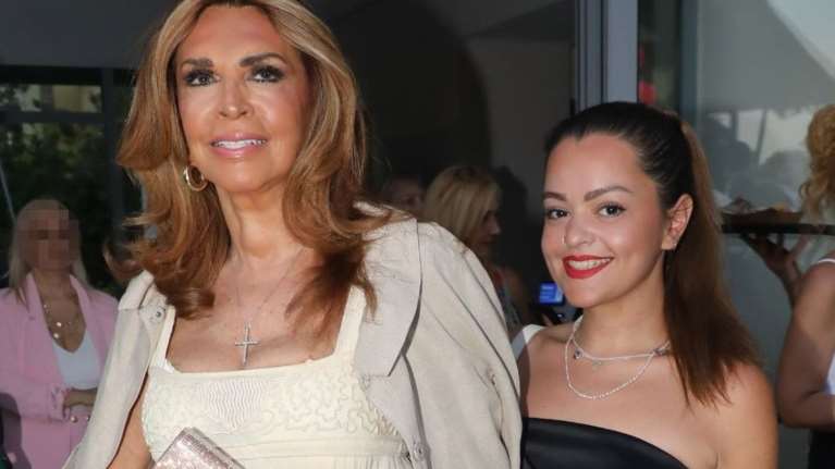 Η Μαριτίνα Ντενίση super girly στο θέατρο: Χαμογελαστή δίπλα στη μητέρα της