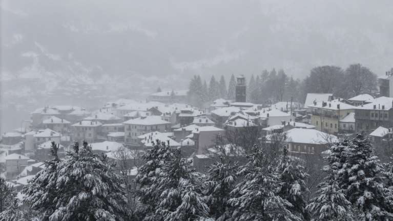 Ντύθηκαν στα ''λευκά'' τα Γιάννενα: Χιονίζει στο κέντρο της πόλης, στους -3 η θερμοκρασία [βίντεο]