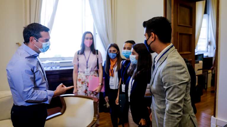 Τσίπρας σε έφηβους βουλευτές: Να επενδύσουμε στην Παιδεία, όχι να αποκλείουμε τους νέους από τα ΑΕΙ