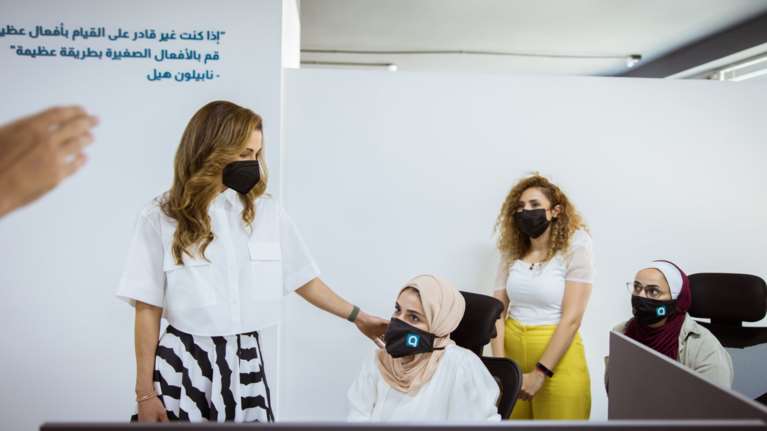 Βασίλισσα Ράνια: Απίθανο look με ασπρόμαυρη ψηλόμεση φούστα και crop πουκάμισο