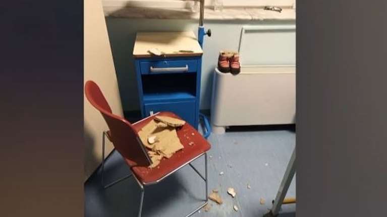 Aδιανόητο: Έπεσε κομμάτι οροφής σε δωμάτιο της παιδιατρικής κλινικής του Ιπποκράτειου νοσοκομείου