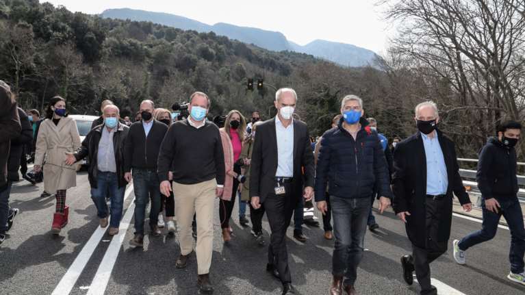 Παραδόθηκε στην κυκλοφορία η γέφυρα Πηνειού στα Τέμπη