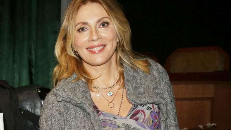 Σμαράγδα Καρύδη: Chic με γούνινο παλτό στη γαλλική πρωτεύουσα