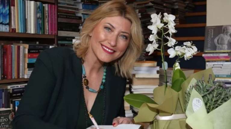 Η Σία Κοσιώνη κυκλοφορεί το νέο της παιδικό βιβλίο - &quot;Αρκεί που σ&#39; αγαπώ εγώ&quot;