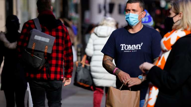 Σημαντική εξέλιξη από νέα έρευνα του Yale - Το κοινό κρυολόγημα &quot;φρενάρει&quot; τον κορονοϊό ενεργοποιώντας ιντεφερόνες