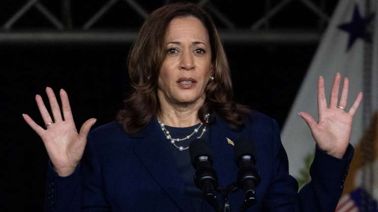 Forbes: Η Κάμαλα Χάρις προηγείται με 4 μονάδες του Τραμπ στην πρώτη μεγάλη δημοσκόπηση μετά το συνέδριο των Δημοκρατικών