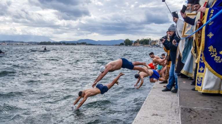 Βελτιωμένος ο καιρός την Κυριακή: Με ηλιοφάνεια τα Θεοφάνια – Από 10 Ιανουαρίου επιστρέφουν τα χιόνια