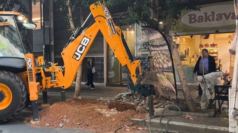 Σύνταγμα: Έσπασε αγωγός της ΕΥΔΑΠ στην οδό Νίκης - Κλειστός ο δρόμος από Μητροπόλεως έως Ερμού [βίντεο]