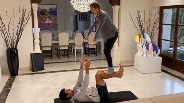 Στη σύζυγό του οφείλει τους κοιλιακούς του ο Τζόκοβιτς (vid)