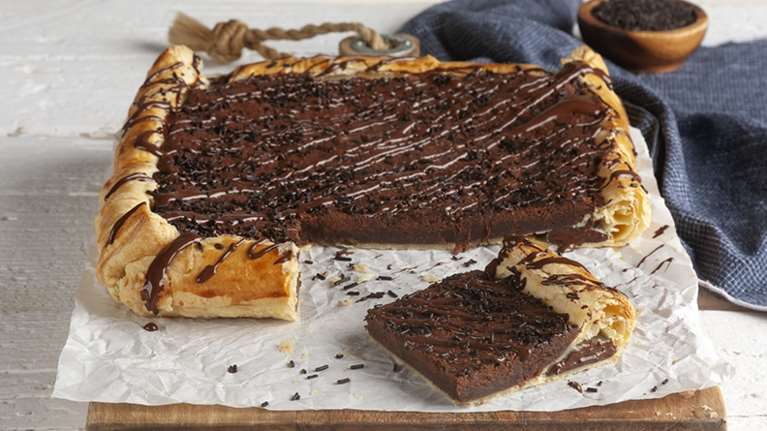 Πετρετζίκης: Πανεύκολη ανοιχτή σοκολατόπιτα, έτοιμη σε 20 λεπτά