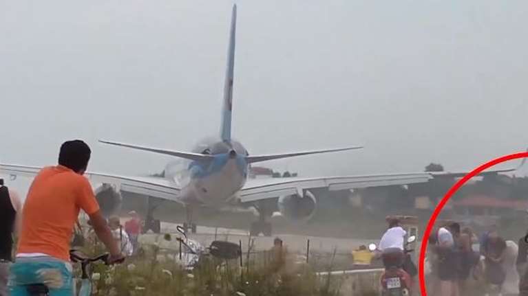 Απίστευτο: Αμετανόητοι οι τουρίστες στη Σκιάθο - Στάθηκαν ξανά σε απόσταση αναπνοής από τις τουρμπίνες αεροπλάνου