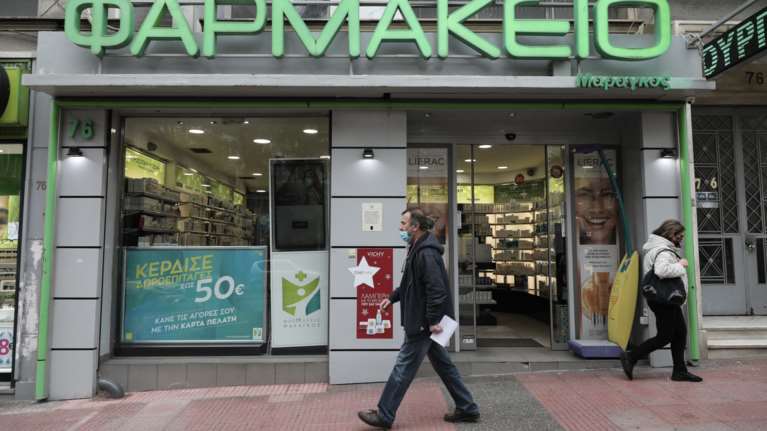 Πηγαίνουν στα φαρμακεία και ζητούν να αλλάξουν εμβόλιο- Δεν θέλουν το AstraZeneca