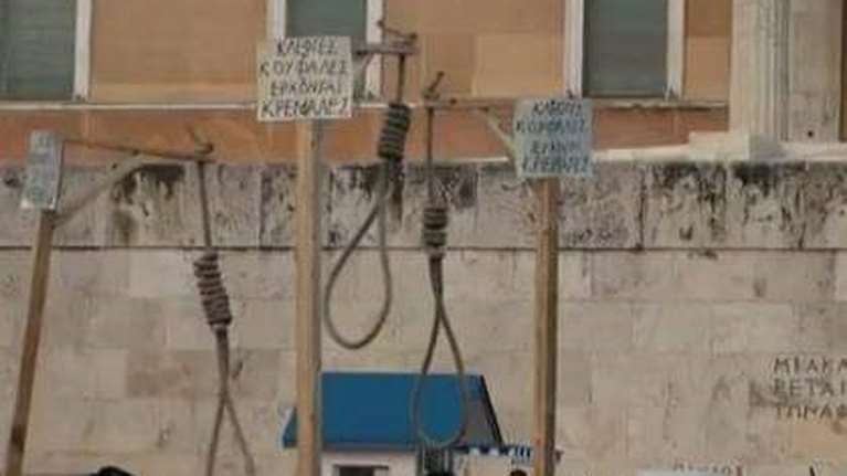 Οι &quot;αγανακτισμένοι&quot; χτύπησαν και τις ΗΠΑ;- Οι κρεμάλες, το σχόλιο Λοβέρδου και οι αντιδράσεις