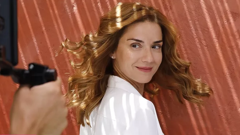 Το κορίτσι με τα υπέροχα μαλλιά: Η Εύα Τσιμιτσέλη ποζάρει με τη Βάσω Λασκαράκη στη Βαρκελώνη