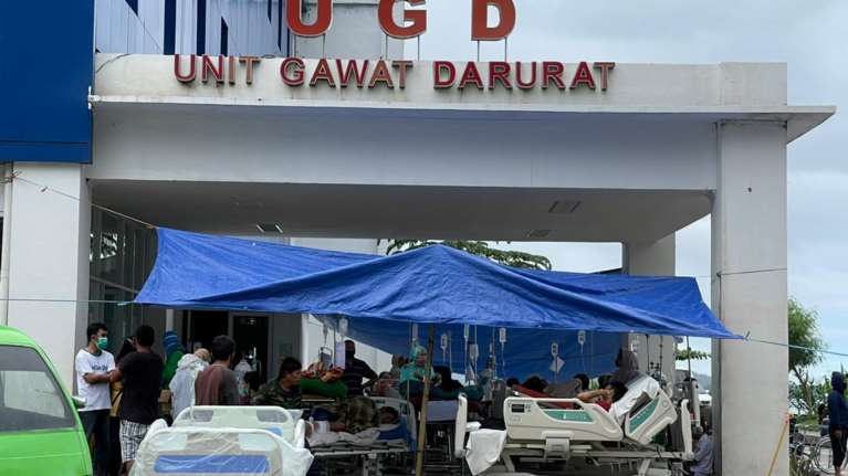 Θρήνος στην Ινδονησία: Τουλάχιστον 35 νεκροί από μεγάλο σεισμό - Κατέρρευσαν κτίρια [εικόνες - βίντεο]