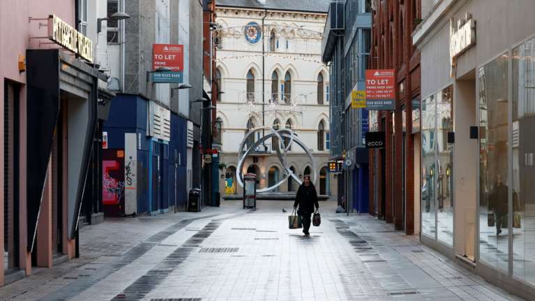 Κορονοϊός: Lockdown και περιορισμοί επιστρέφουν σε όλο τον κόσμο - Επικρίσεις για την έλλειψη εμβολίων