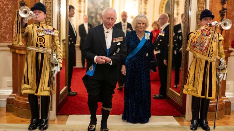 Πού είναι η Καμίλα; Η μοναχική εμφάνιση του βασιλιά Καρόλου που προκάλεσε ανησυχία