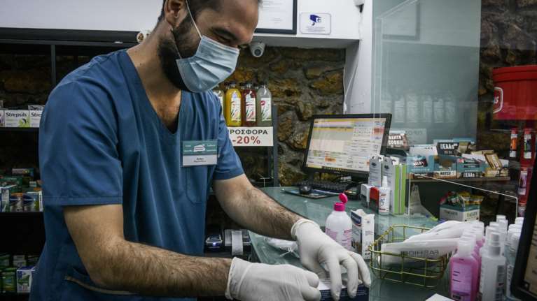 Εμβολιασμοί: Αμοιβή ένα ευρώ στους φαρμακοποιούς για το κλείσιμο του ραντεβού