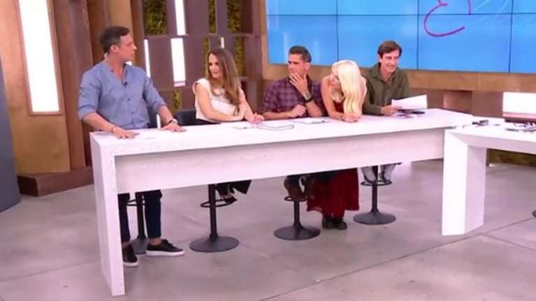 Video of the Day: Ο γυμνός Σάββας Πούμπουρας, η ντροπή του Δημήτρη Ουγγαρέζου &amp; οι απίθανες απορίες της Ελένης Μενεγάκη