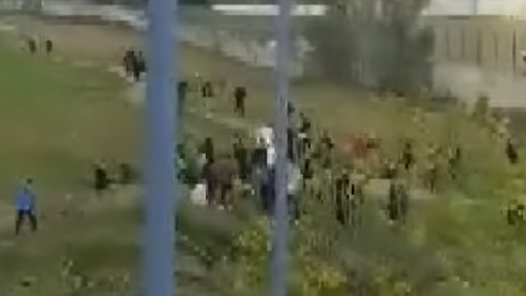 Πάτρα: Αγρια επεισόδια με μαθητές - Πετούν νεράντζια με ξυράφια - "Είμαστε κοντά στο να φτιαχτούν συμμορίες" [Βίντεο]