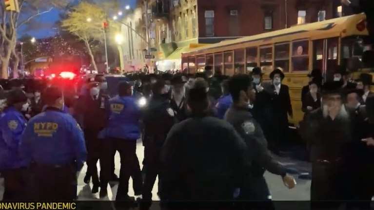 Χαμός στη Νέα Υόρκη: Εκατοντάδες συγκεντρώθηκαν σε κηδεία ραβίνου - Έξαλλος ο Ντε Μπλάζιο [Βίντεο]