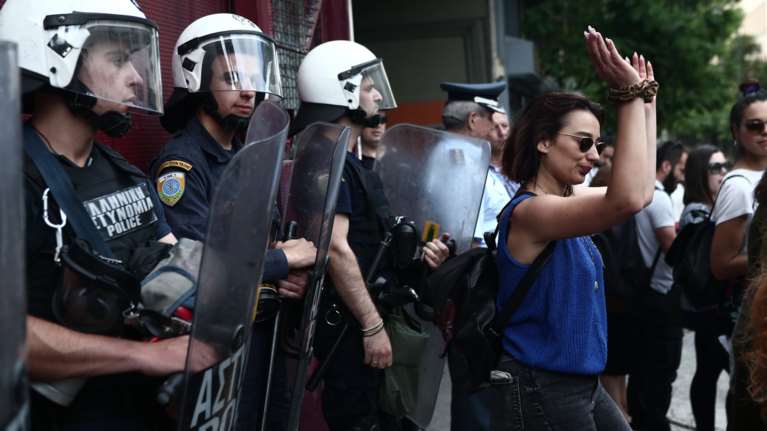 Καλλιτέχνες: Έβαλαν νότες στη διαμαρτυρία τους και συγκεντρώθηκαν στα Προπύλαια [Εικόνες]