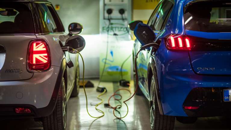 Ηλεκτροκίνηση: Πού, πώς και με πόσα ευρώ φορτίζω;