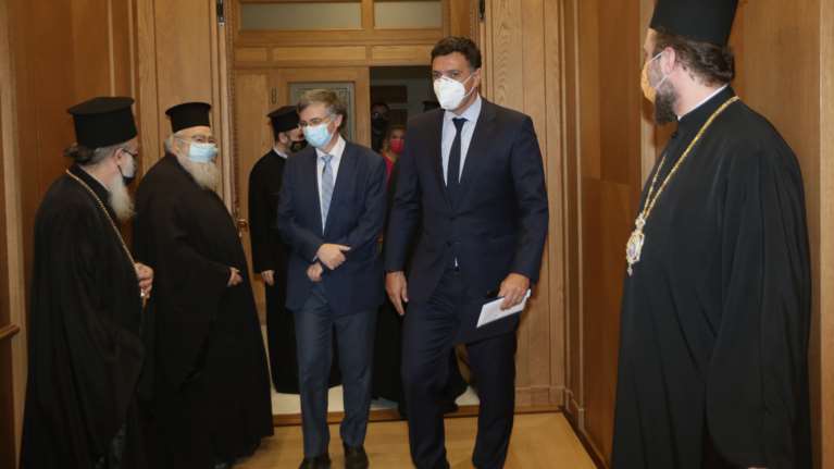 Συνεδριάζει η Ιερά Σύνοδος παρουσία Κικίλια και Τσιόδρα - Τι συζητούν για τους εμβολιασμούς