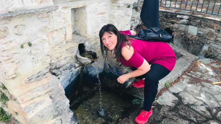 Με μαγκούρα και φούξια αθλητικά παπούτσια η Ζωή Κωνσταντοπούλου στο Πήλιο