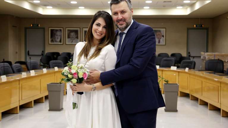 Παντρεύτηκε ο Γιάννης Καλλιάνος: Η εντυπωσιακή εγκυμονούσα νύφη με το μίνι φόρεμα