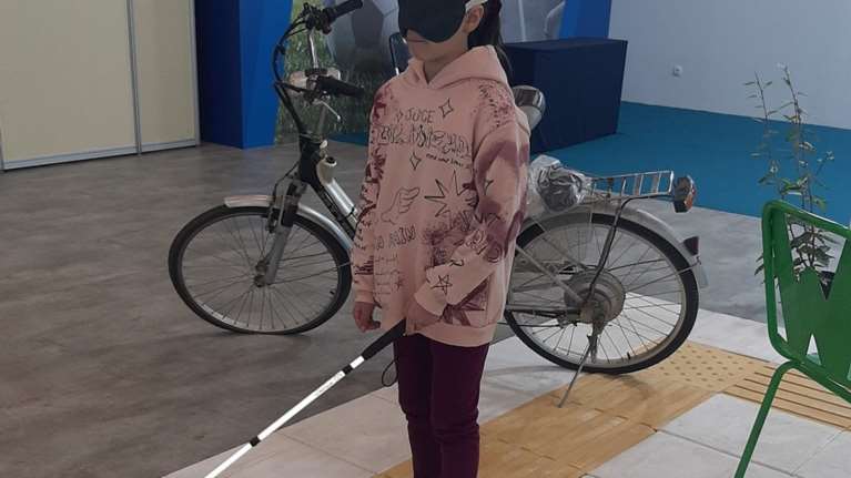 Θεσσαλονίκη: Πολίτες και μαθητές θα χρησιμοποιήσουν αναπηρικό αμαξίδιο και θα περπατούν χωρίς να βλέπουν