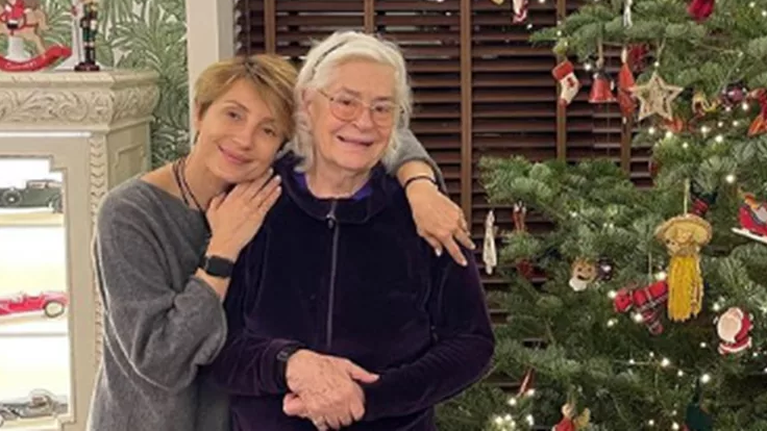 Κατερίνα Χέλμη: Σπάνια φωτογραφία της ηθοποιού - Στόλισε το χριστουγεννιάτικο δέντρο με την Ευδοκία Ρουμελιώτη