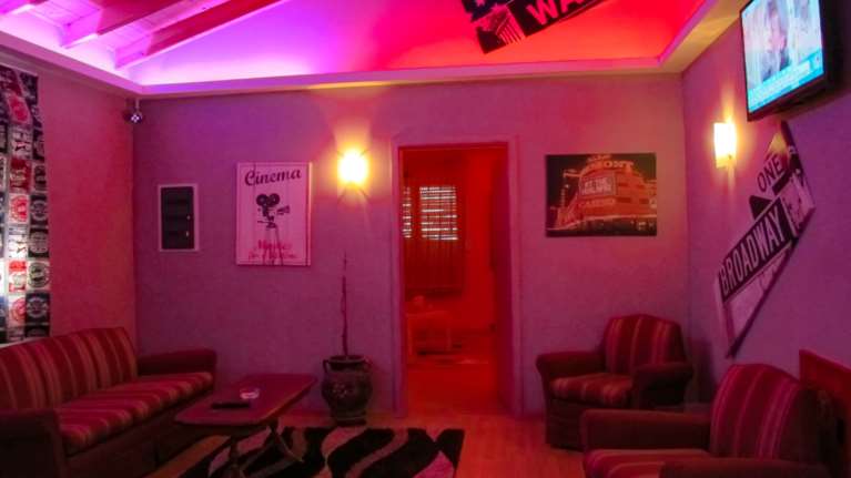 Εφοδος σε οίκους ανοχής: Επ’ αυτοφώρω επαγγελματίες και πελάτες