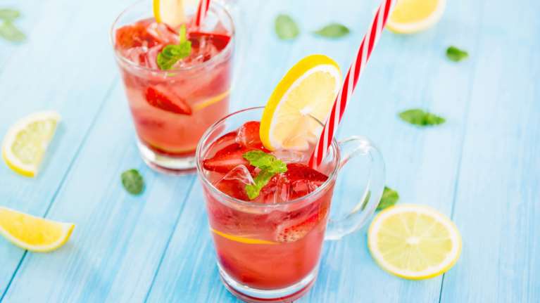 Δροσιστική, σπιτική λεμονάδα με φράουλα και μάνγκο