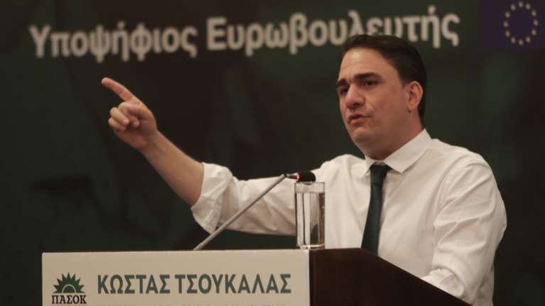 Απάντηση Τσουκαλά σε Ρωμανό: Αφήστε τους &quot;πράσινους Κατρούγκαλους&quot; και απαντήστε αν θα φορολογηθούν τα τραπεζικά υπερκέρδη