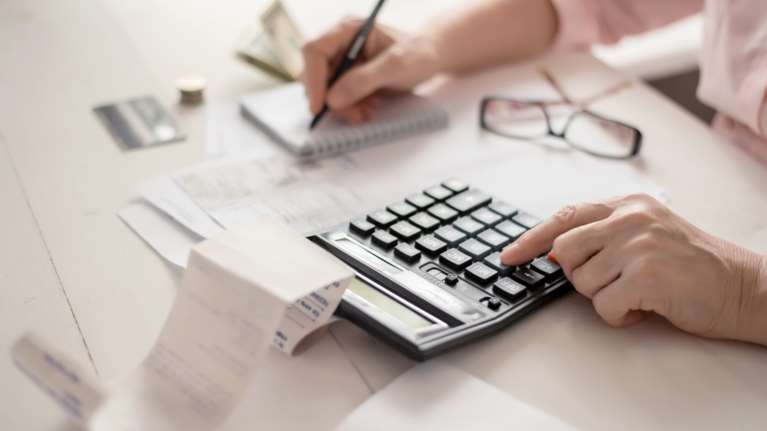 Φορολογία: Τι αλλάζει το 2026 και το 2027 για τους ελεύθερους επαγγελματίες