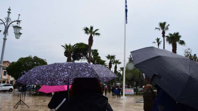 Καιρός: Ανεβαίνει ο υδράργυρος, αλλά παραμένουν οι βροχές - Πότε θα εξασθενήσουν τα φαινόμενα