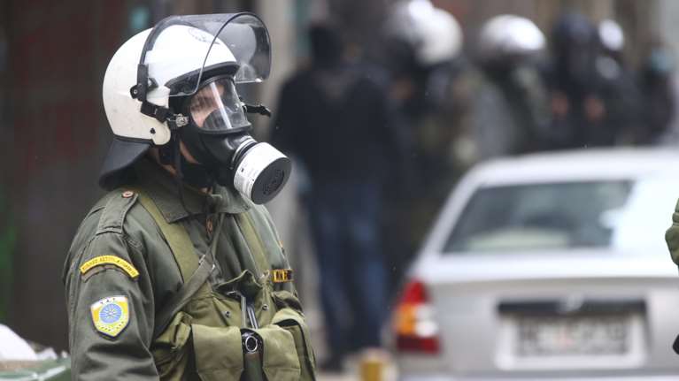 Eπεισόδια με μολότοφ και πέτρες  έξω από την Πανεπιστημιούπολη - Ένας αστυνομικός τραυματίας