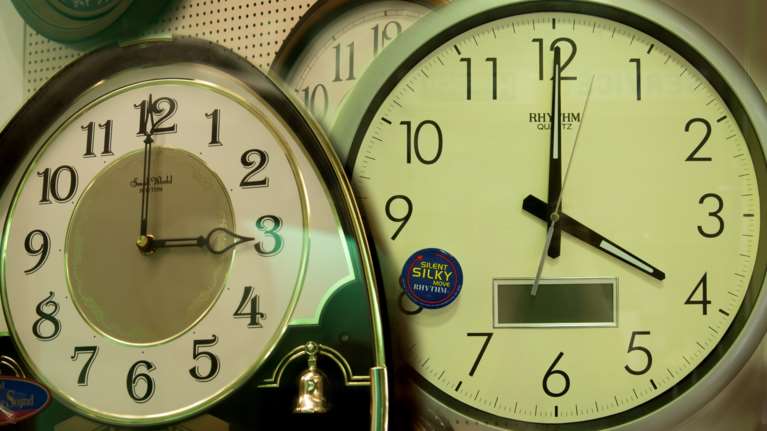 Αλλαγή ώρας σε χειμερινή: Πότε θα γυρίσουμε τους δείκτες των ρολογιών μας