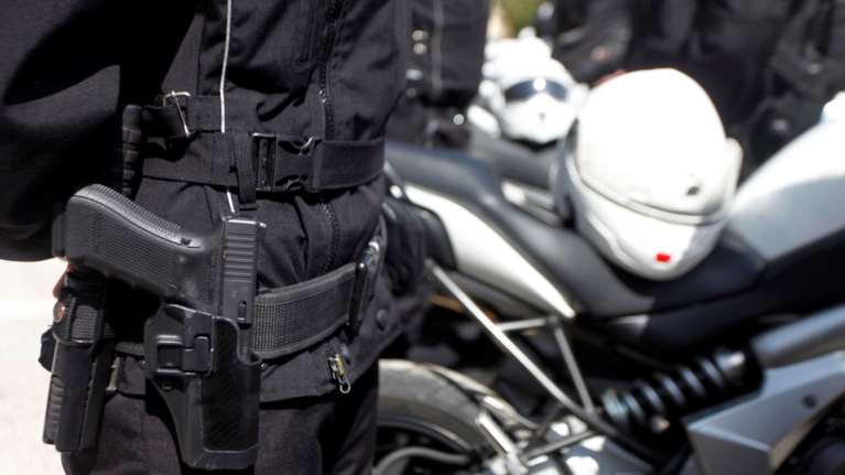 Αδιανόητες σκηνές: Αστυνομικός πυροβόλησε δύο φορές μέσα σε τμήμα της Αθήνας κατά λάθος