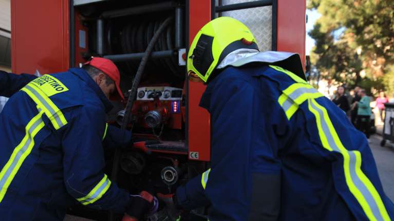 Πυρκαγιά σε ισόγειο χώρο καταστήματος στο κέντρο της Αθήνας [βίντεο]