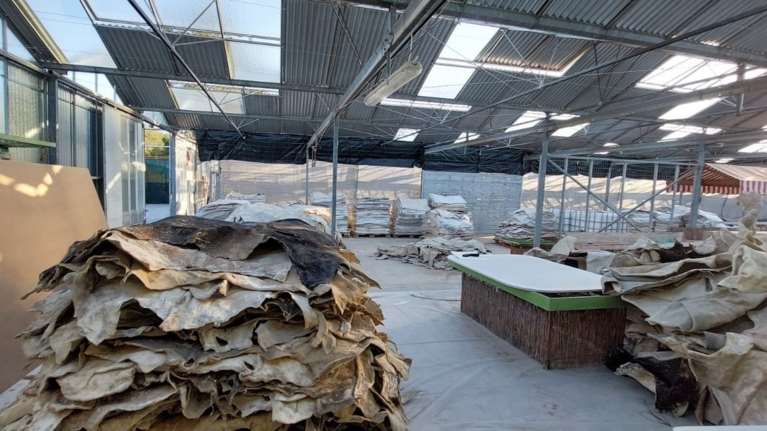 &quot;Πρωτοποριακό&quot; εργοστάσιο ναρκωτικών στο Πικέρμι: Κοκαΐνη εμποτισμένη σε δέρματα για... ρούχα και παπούτσια