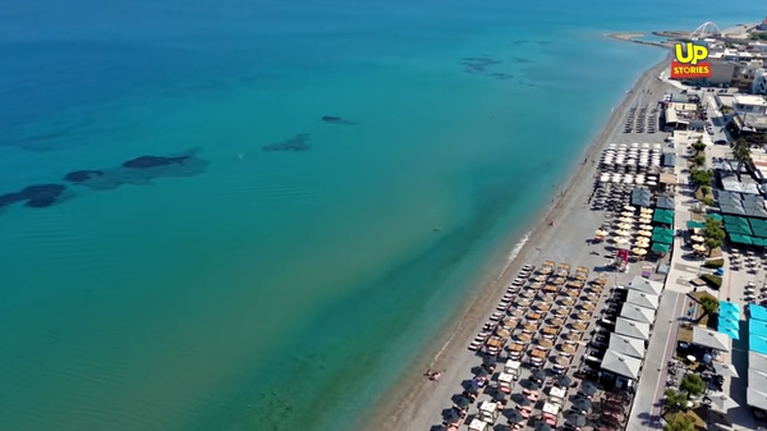 "Καλάμια": Ενας απέραντος καλοκαιρινός τιρκουάζ παράδεισος, μία ώρα από την Αθήνα [βίντεο]
