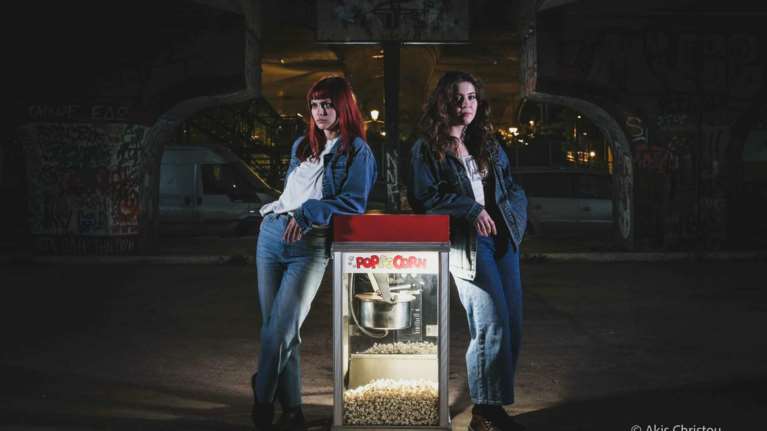 &quot;Μπλε Υγρό&quot;: Μία παράσταση με &quot;street&quot; διάθεση, hip pop ρυθμό και νεανική ενέργεια